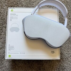 Purple AirPods Max with Smart Case